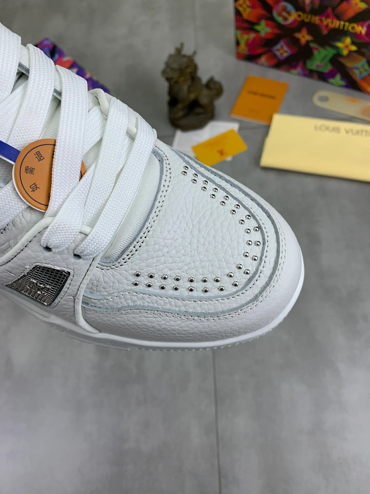 Men's shoes 💰P600 New style 💰💎💎Latest color High version 2025Louis*Vuitto* LV Traine Catwalk TRAINER outsole and fabric private model A shoe that definitely costs a lot of money and effort. This series was designed after the arrival of Vifgil. It is favored by many fans every season. Original TPU outsole Original packaging Men's size: 38-45 (46 can be customized) Color: black and white optional (available from stock, super fast delivery)
